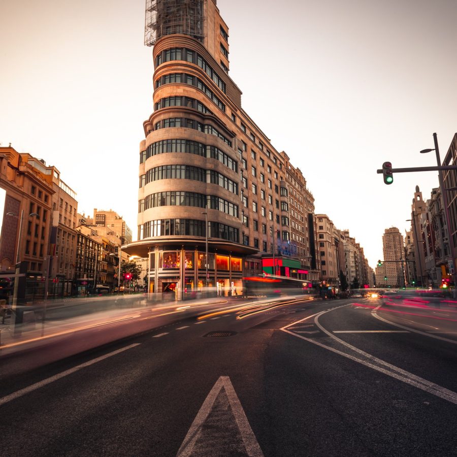 mira-gran-via-madrid-sus-iconicos-teatros